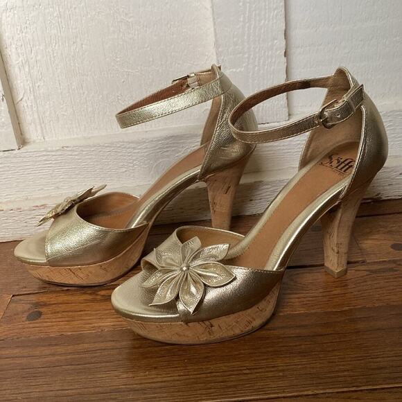 Sofft Women’s St.‎ Germain metallic gold floral Strappy platform heel sandals - Picture 9 of 9